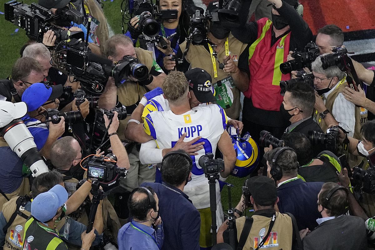 los angeles rams wide receiver cooper kupp (10) is congratulated