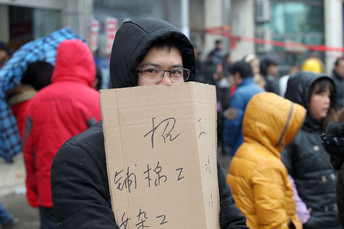   2014年2月19日,众多举着招工牌子的家纺企业招工人员聚集在江苏南通