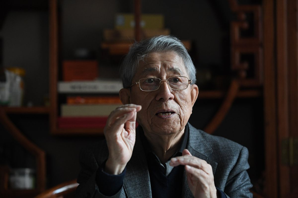 2020年12月3日,在沈阳王贺良书法工作室接受采访的书法家王贺良.