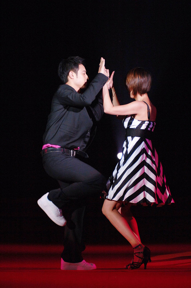 2009年5月13日,北京,潘玮柏驾名车带美女宣传新专辑《零零七》.潘玮柏