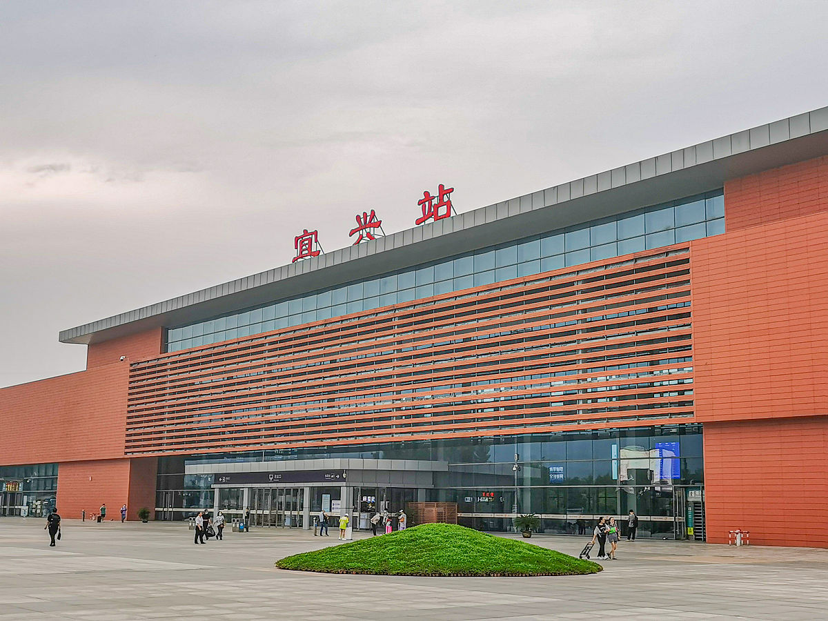 信丰县坐火车到那个站离宜丰县近帮我用230字详细描述