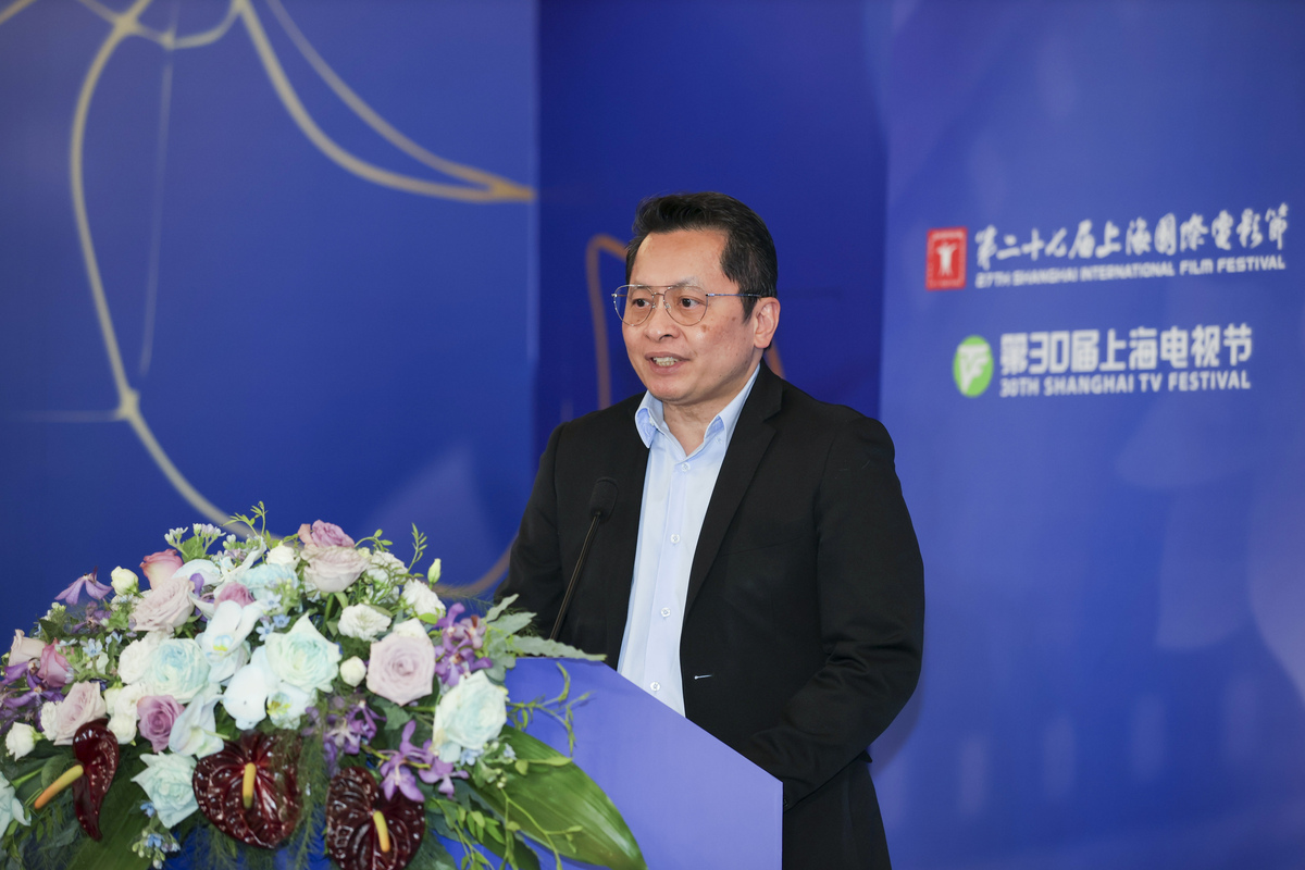 黄弢常务副校长莅临经济学院交流，张平院长表示感谢