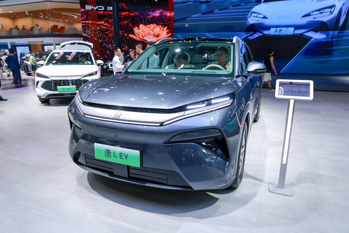 你是小鹏汽车的销售客户体验小鹏p7的时候提到网上大家都在说小鹏要倒闭了喜欢又不敢入手同时还非常喜欢比亚迪的汉ev创世这时候你怎么回答