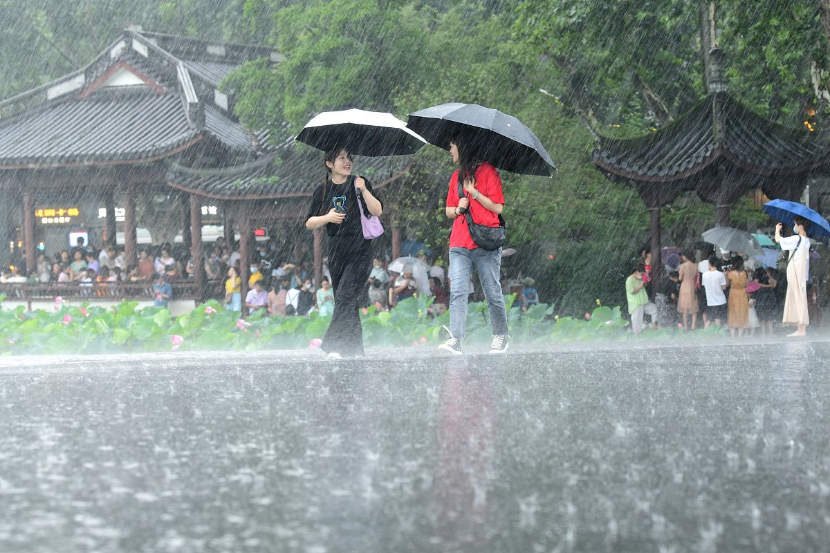 2020年7月2日,受暖湿气流和北方冷空气交汇的影响,杭州出现了强降雨天