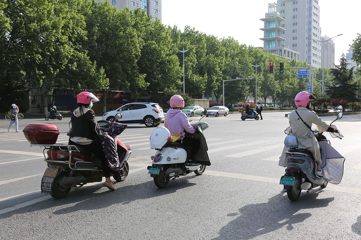 城市街道电动车骑行人群