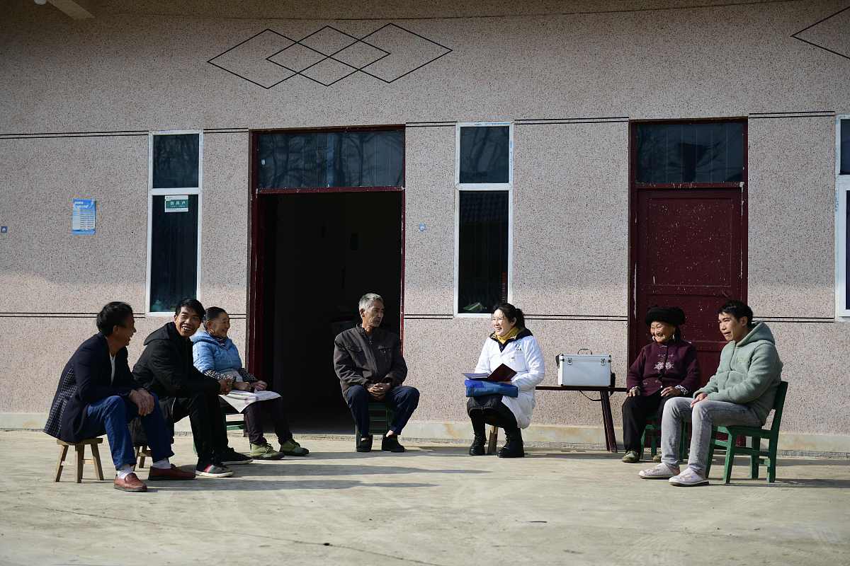 关于延安市农村基层民主建设存在的问题从基层党组织建设比较薄弱、缺乏基层民主监督制度、群主参与民主建设积极性不高、经济落后制约民主建设发展等四方面进行论述每一个部分不少于700字。