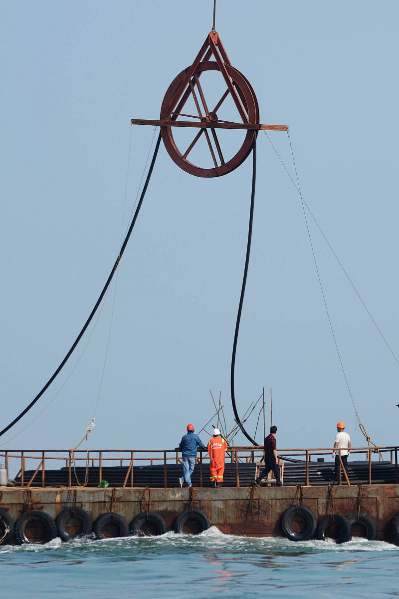 200米长，截面直径0.02米，零浮力线缆，密度与海水相同，在4节航速，水深100米情况下，拖船需要多少拉力