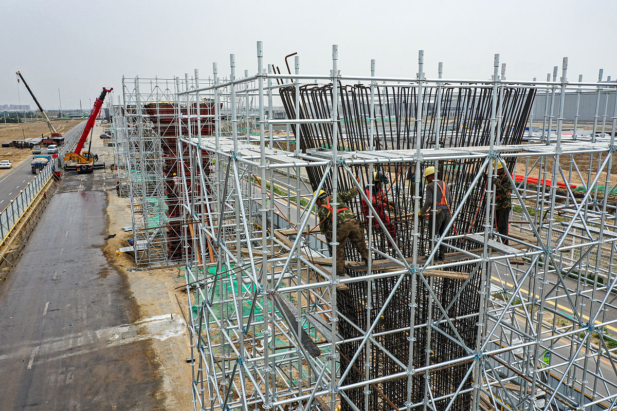 某研究院丙工程师就其工程勘察来技术合同登记站要求进行技术合同认定登记。丁登记员根据《民法典》，认为工程勘察、设计、施工合同不属于技术合同的范畴，不予以登记。丙引用《技术合同认定规则》，认为这是单独订立的勘察合同，应当予以认定登记。请辨别丙丁观点正误，并说明理由