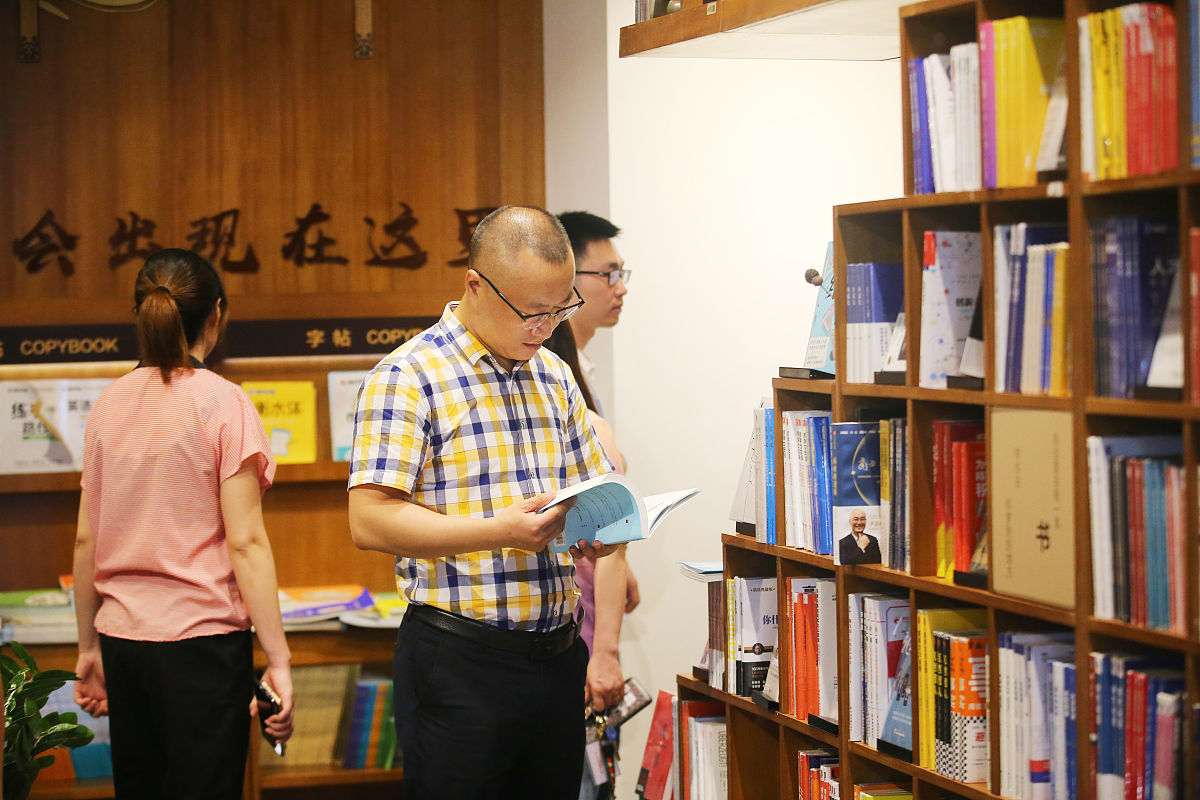 修改以下新闻2023年5月6日下午读书协会成功举办了《心若菩提》读书分享会。此次读书会提前一个月发放曹德旺自传《心若菩提》本书讲述了曹德旺贫困童年经历、白手起家创立福耀集团、将其发展成为全球规模最大汽车玻璃专业供应商的创业之路。在读书会上尚雷明老师担任主讲人对本书内容进行了简要回顾和讲解并分享了自己的心得和感悟。参加活动的书友们踊跃发言就作者的创业经历、为人处事的哲学、以及自己创业的经历与反思等内