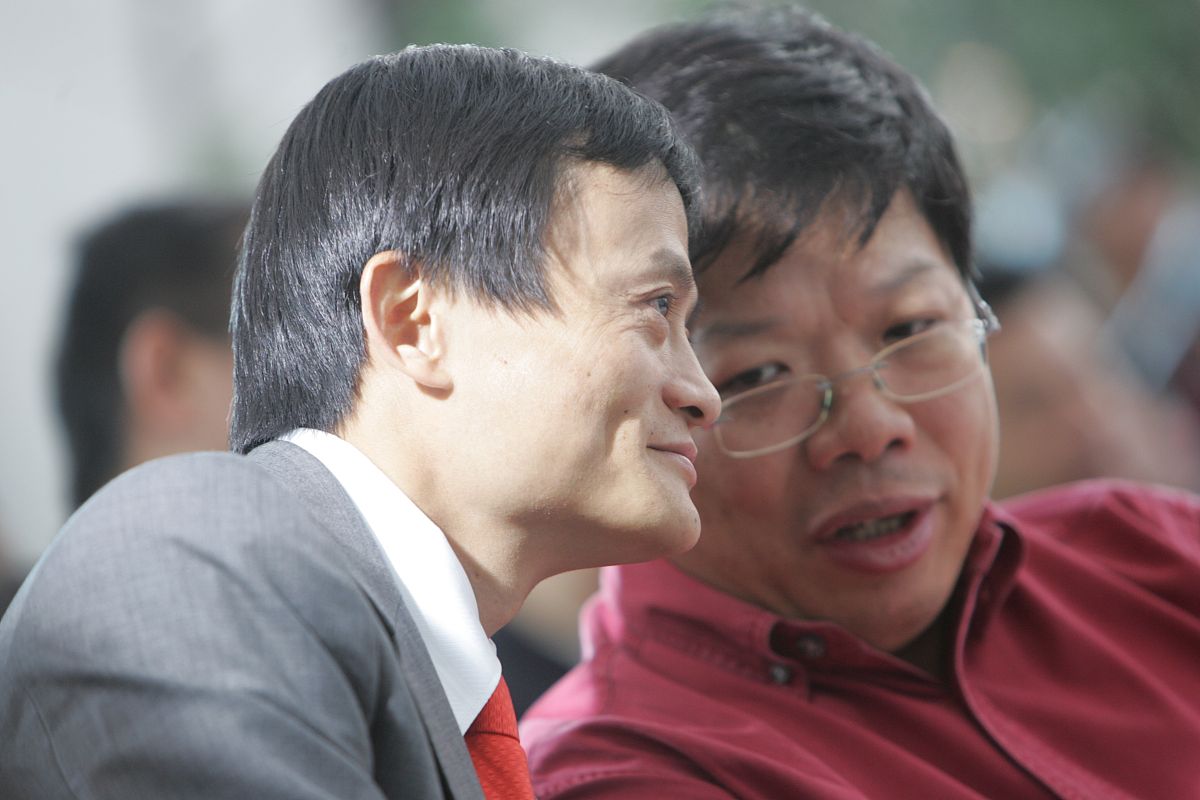 新浪网 原 总裁 兼 ceo 王志东 ( 右 ) , 阿里巴巴 网站 ceo 马云 ( 