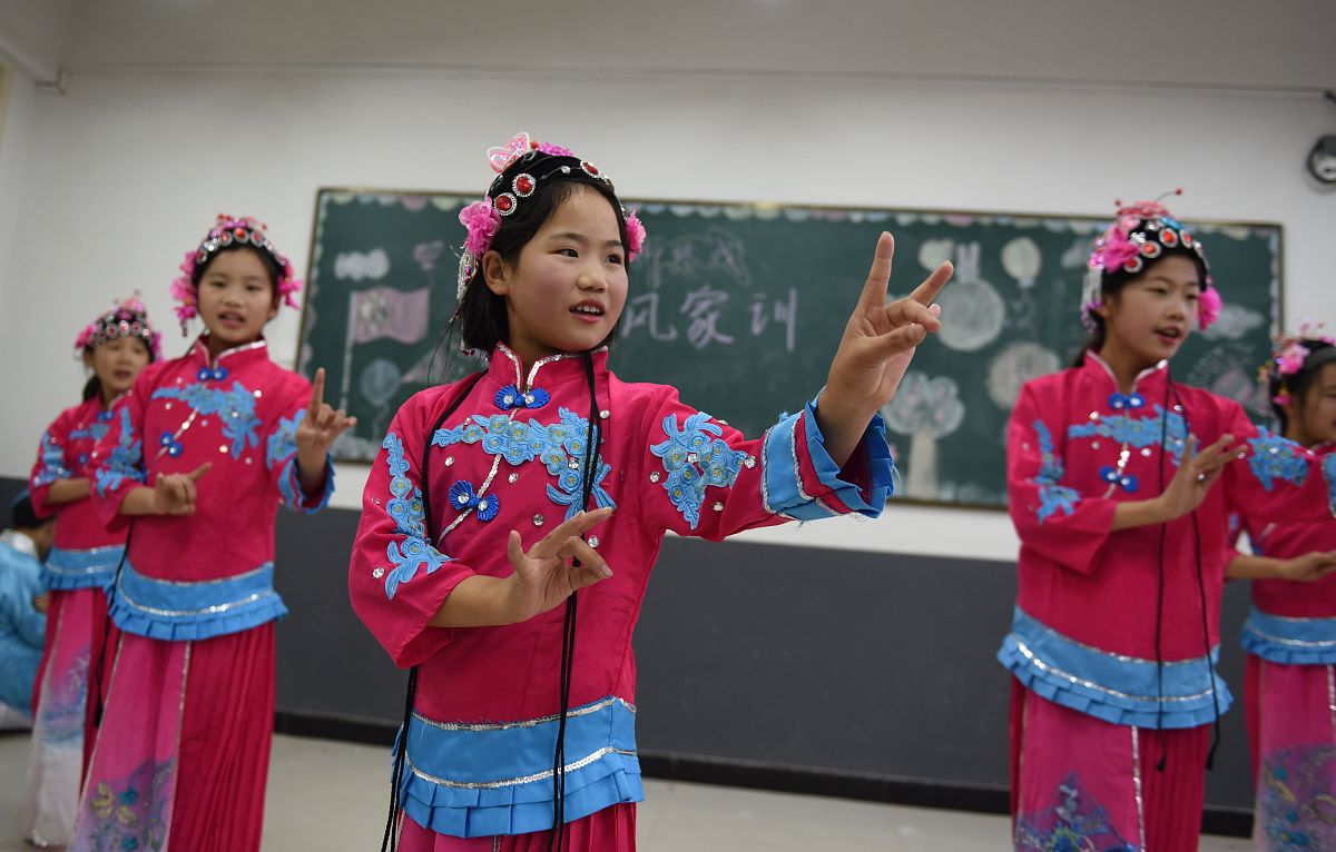 为论文基于学生兴趣培养下将陕北民歌融入农村中学音乐教育的路径探索写一篇结束语。