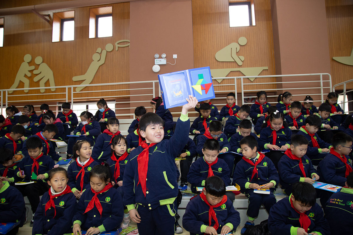 2022年1月17日,江苏无锡,扬名滨河小学一二年级的学生在参加互动考核.