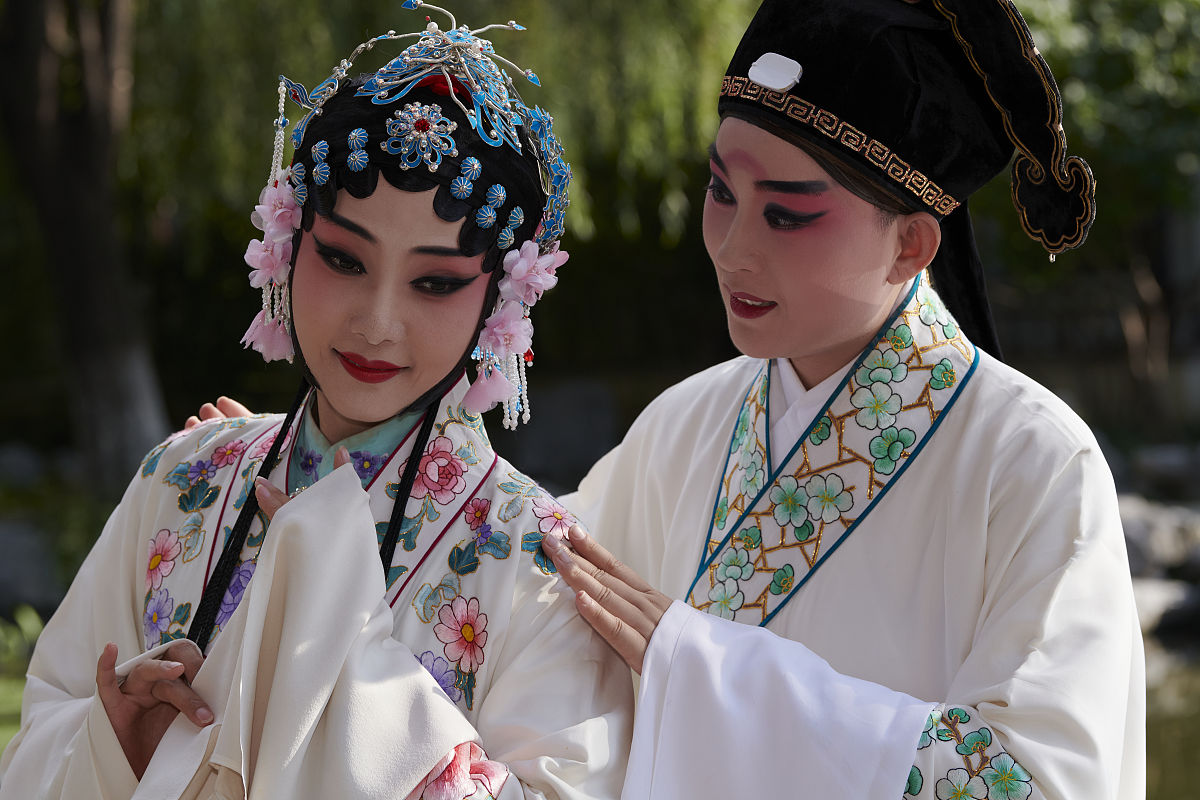 2021年9月16日,北京,昆曲《牡丹亭》演员在北京园博园忆江南园拍摄宣