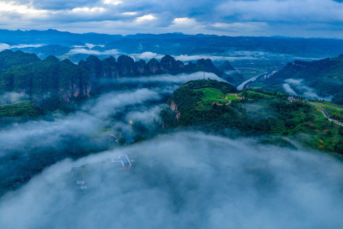 景德镇的自然风光十分优美清澈的清江、雄伟的仰山、壮观的群峰生态自然风光非常适合参观和旅游。其中