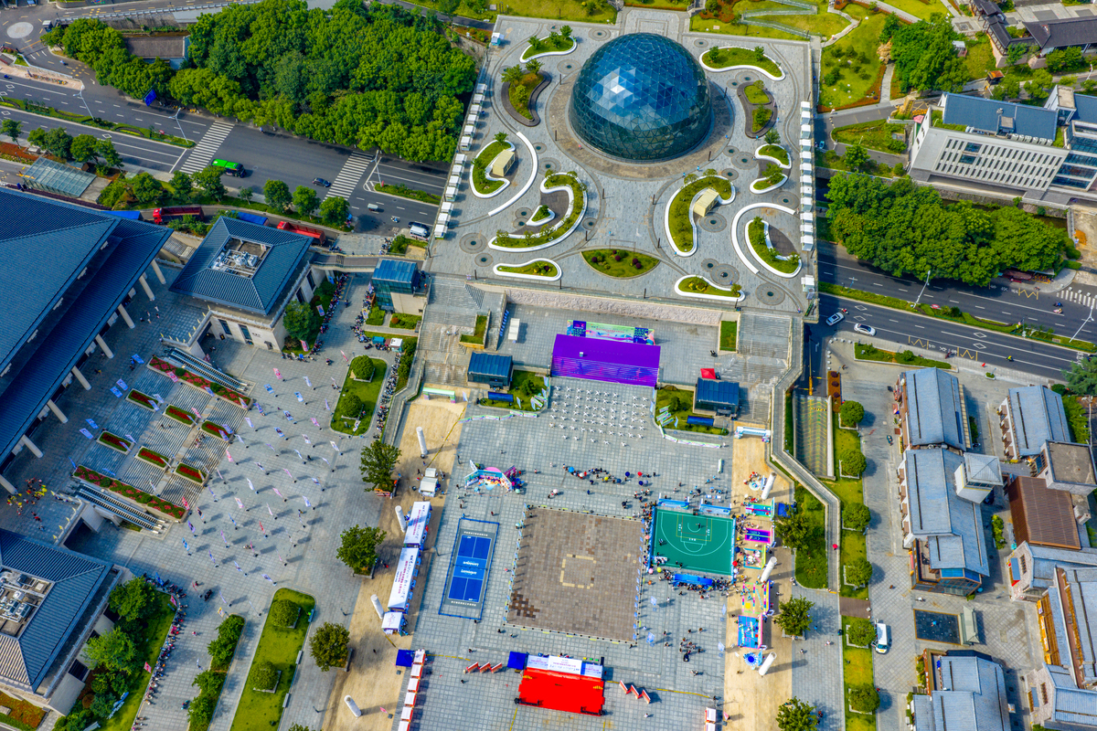 某县政府与岭南公司合作改造县城中心广场，打造市民休闲娱乐新地标