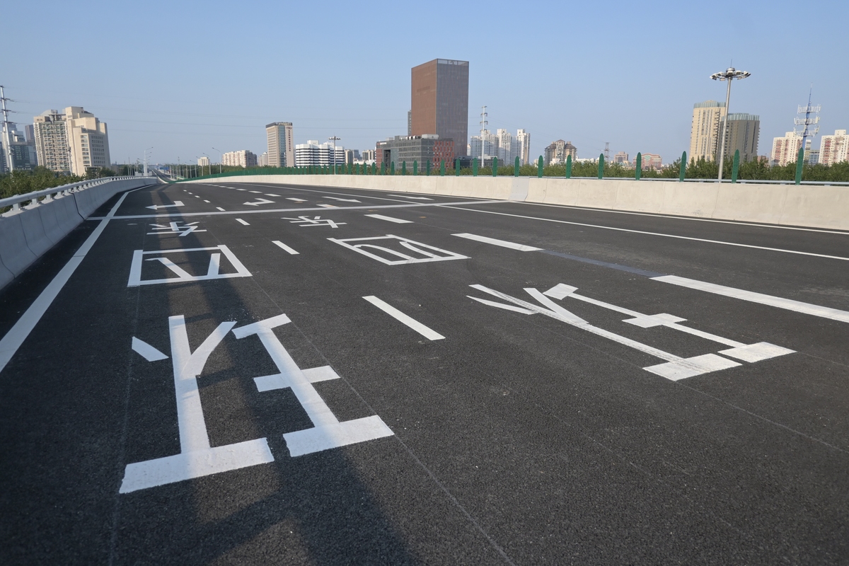 在以往的道路设计中更多的凸显出车本主义慢行交通没有得到足够的重视非机动车和机动车相互干扰、运行效率和安全性降低。随着近年来以人为本理念的推广人们越来越重视慢行交通的安全性、连续性、舒适性、便捷性。对原有慢行交通设施的设计特别是对慢行交通过街设施的设计对改善现在通行条件尤为重要。对上述内容重写要求400字