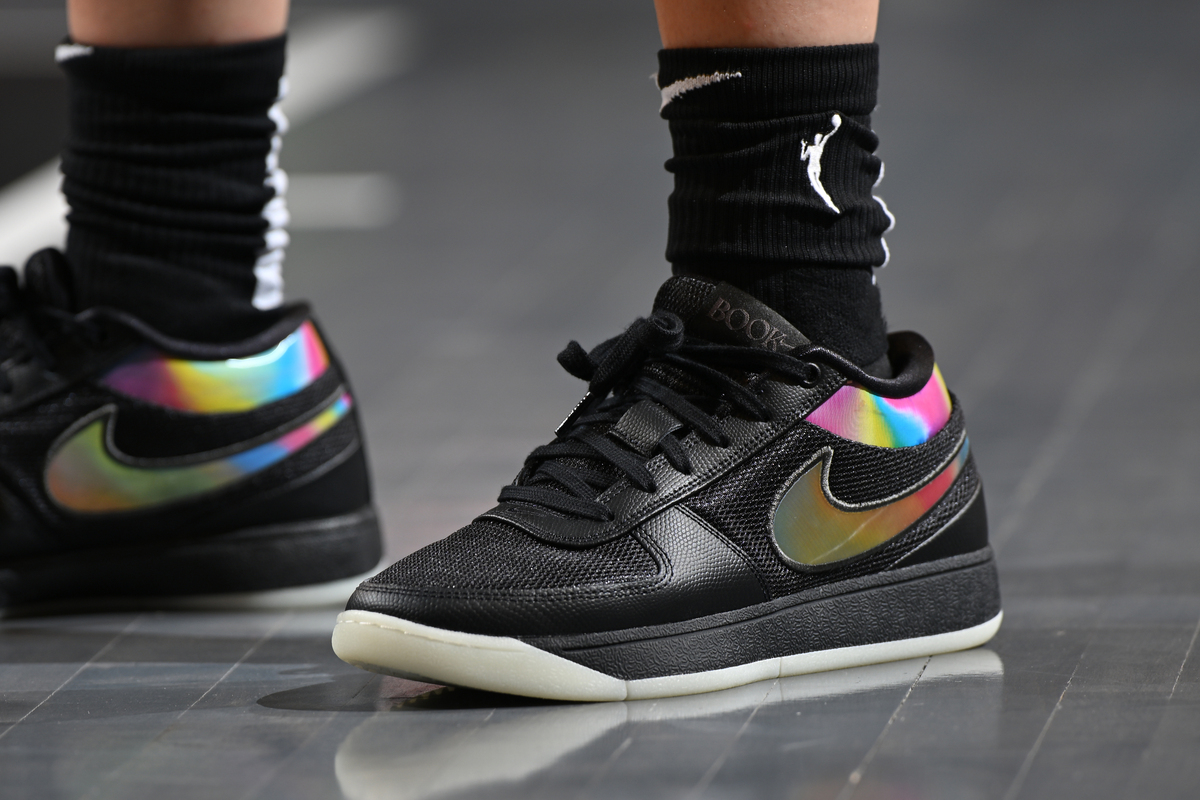 帮我写五条关于Nike jordan 4的产品卖点和特性用简短的句子描述在产品标题中无法涵盖的产品主要特征和卖点吸引用户继续阅读下方的详细描述。切忌重复标题及堆砌关键词。英文描述每点不少于200个字符