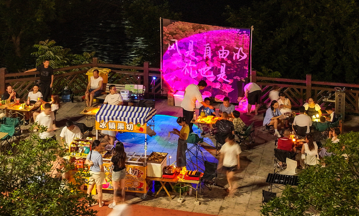 下雨天在户外搭上天幕吃火锅的文案