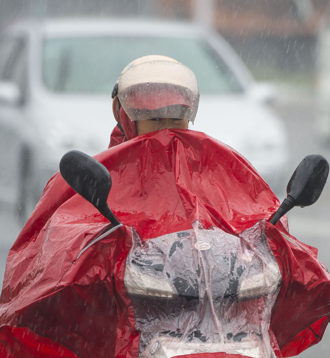 防雨头盔：骑行者的雨天守护者