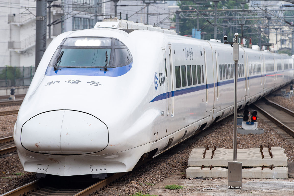 高铁动车车头长度的利弊分析：安全与效率的平衡