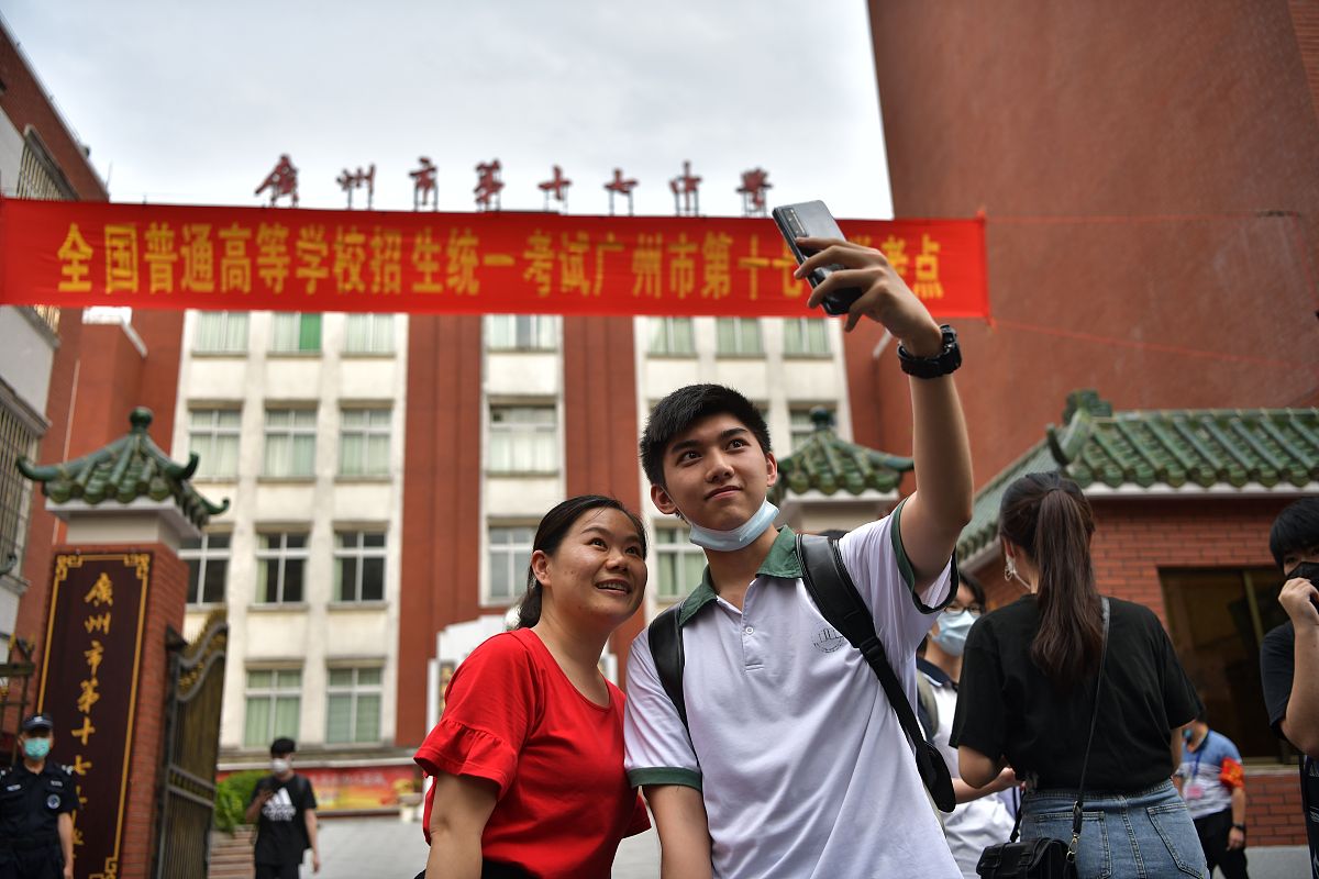 我是会计学院财务管理专业2020级的李嘉伟中间部分为两至三句有文采的鼓励的话高考加油2023我在中南财经政法大学等你