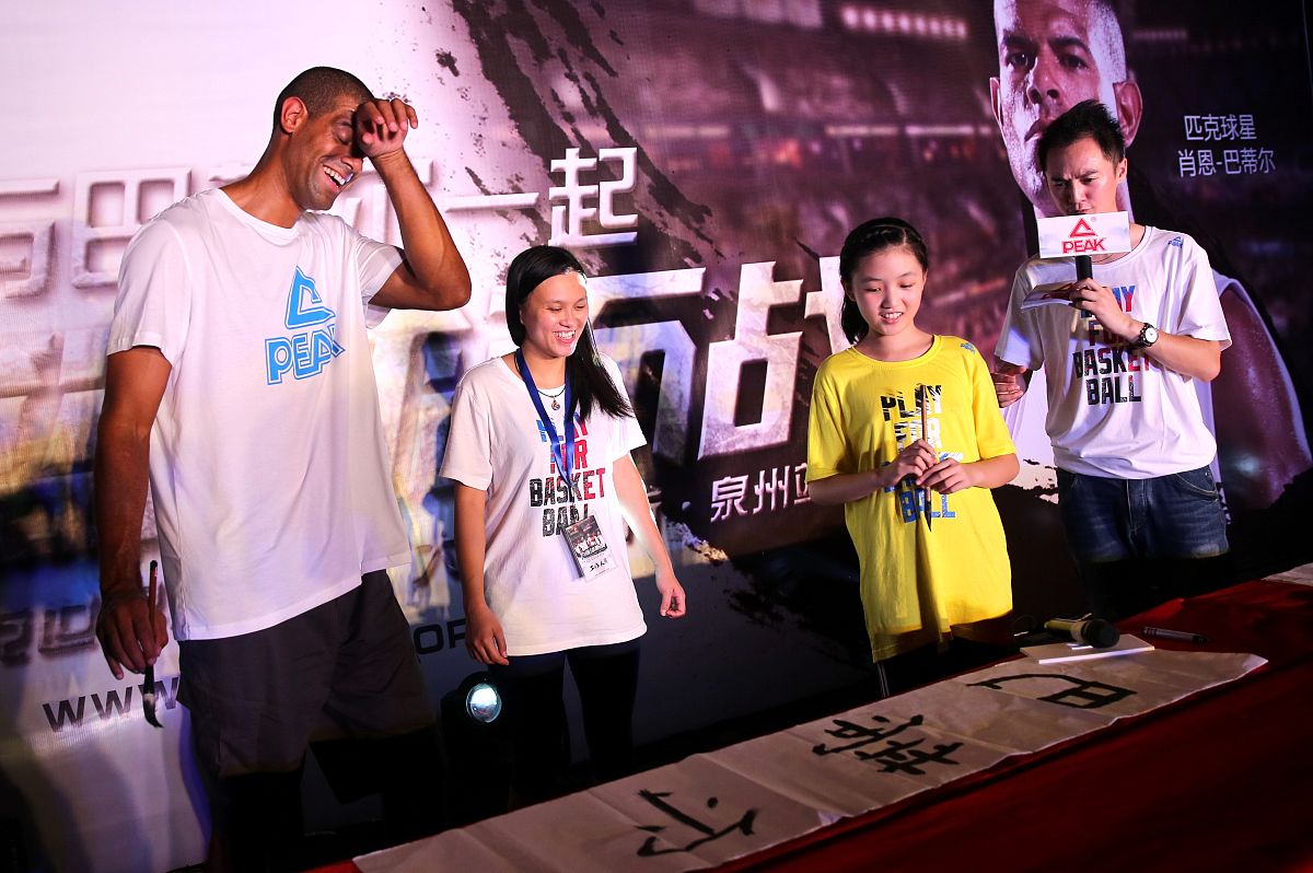 2014年8月28日,福建泉州,巴蒂尔中国行抵达福建,受球迷热捧现场秀书法