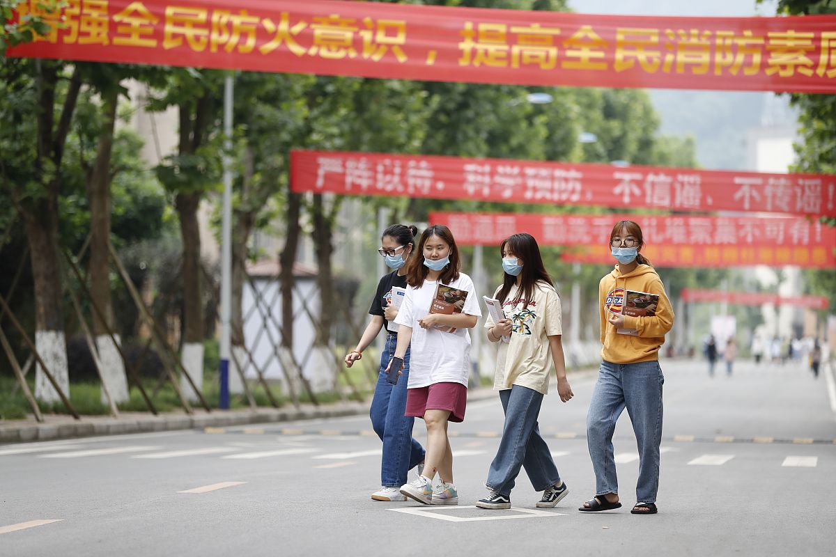 帮我出一个校园新生报到的视频要求包含镜头 时间 画面内容 拍摄要求 参与角色 拍摄要点