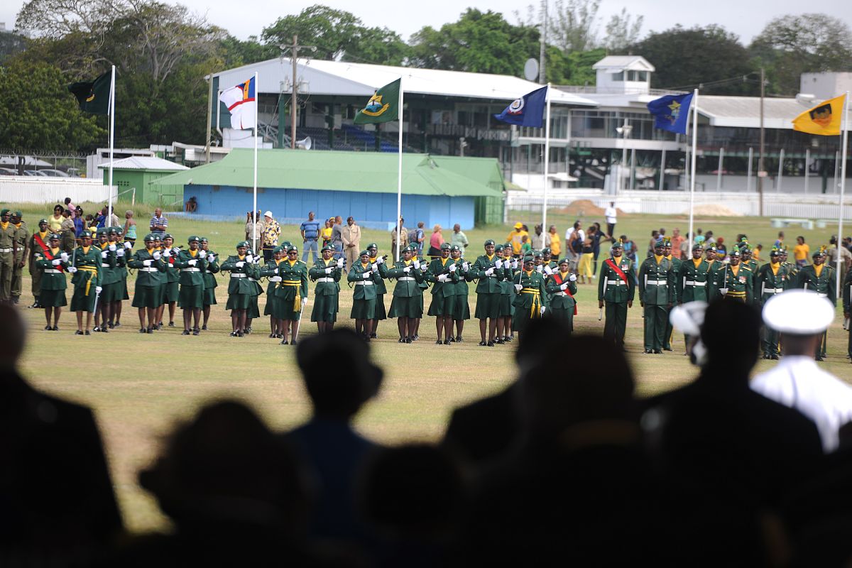 英国在香港一个半世纪的殖民统治结束的标志是 A 中英两国正式签署联合声明B 在中英香港政权交接仪式上英国国旗和香港旗降落中国C 人民解放军驻港部队进驻香港D 香港人民欢庆回归祖国选项C为什么正确逐项解释其他选项错误的原因