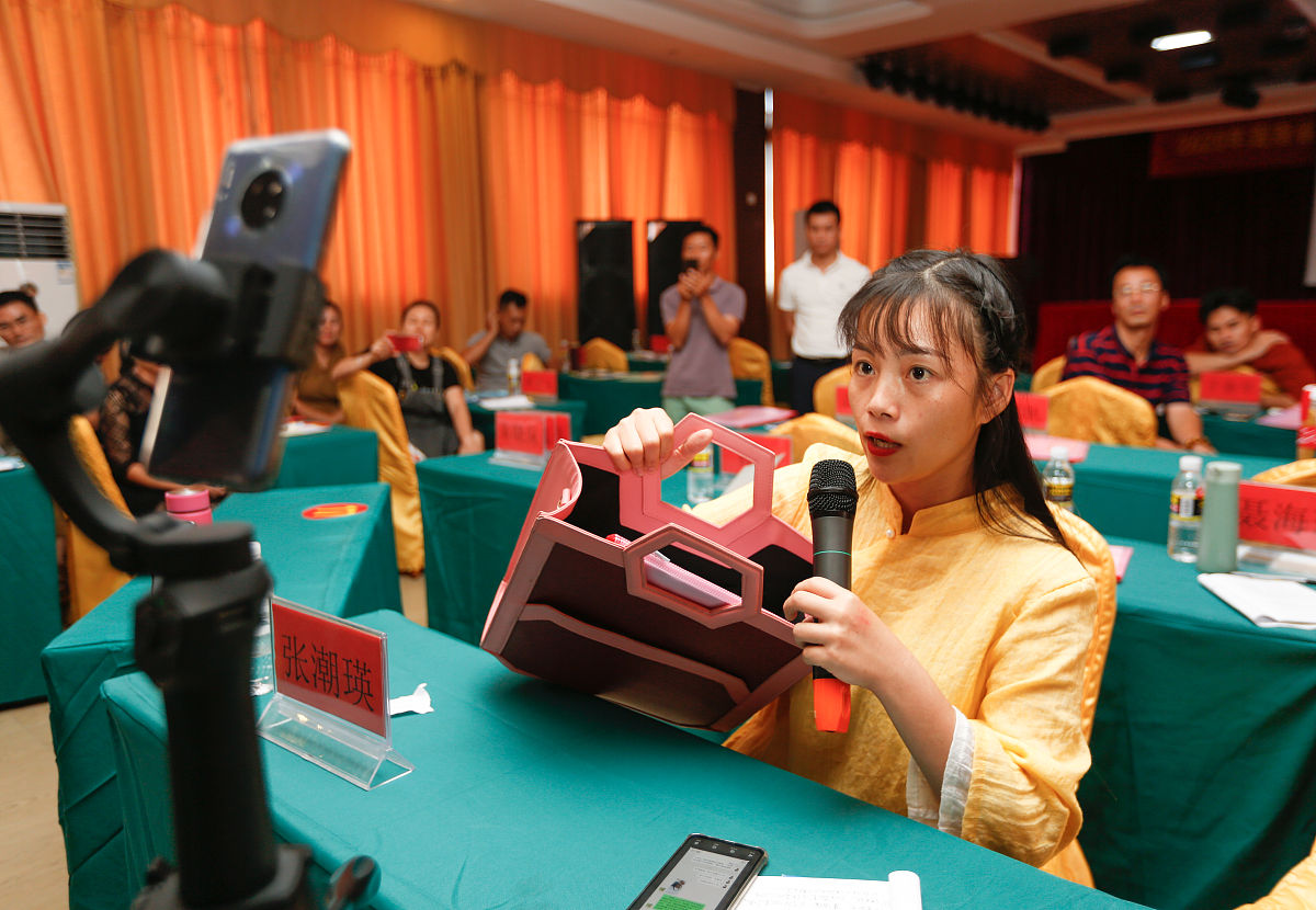 大学生辞职回家养螃蟹？梦想与现实的抉择！