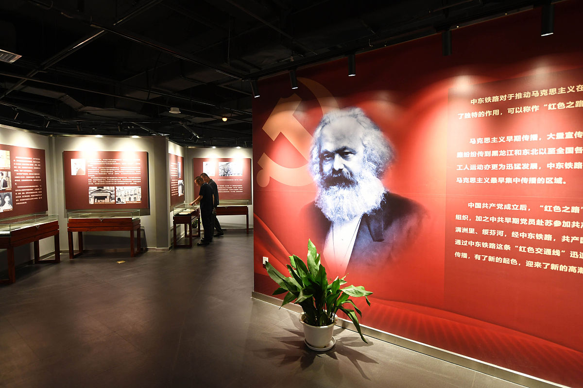 结合马克思和恩格斯生平传记和足迹叙述革命历程给我写一个题目