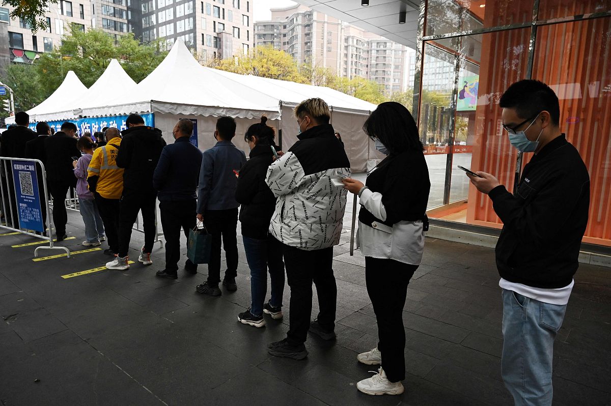 2021年11月1日,北京,当地民众排队接种新冠疫苗加强针.据北京市卫健委