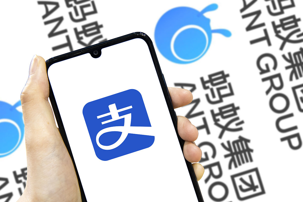 下文的每一段用不同的表达方式表达同样的内容可以更改词汇避免句子重复：随着互联网支付的兴起微信支付和支付宝支付两者的强势表现银行为了维护自身的稳定与发展这些年来不断在提高自己的服务意识因此现阶段银行发布了最新通知明确表示未来有三类银行账户即将面临着被注销的命运。即便是原本的银行卡里面有钱同样也免不掉注销的命运。在日常生活当中人们为了方便经常会办理不同的银行卡所以随着时间的推移手里的银行卡数量会越来越