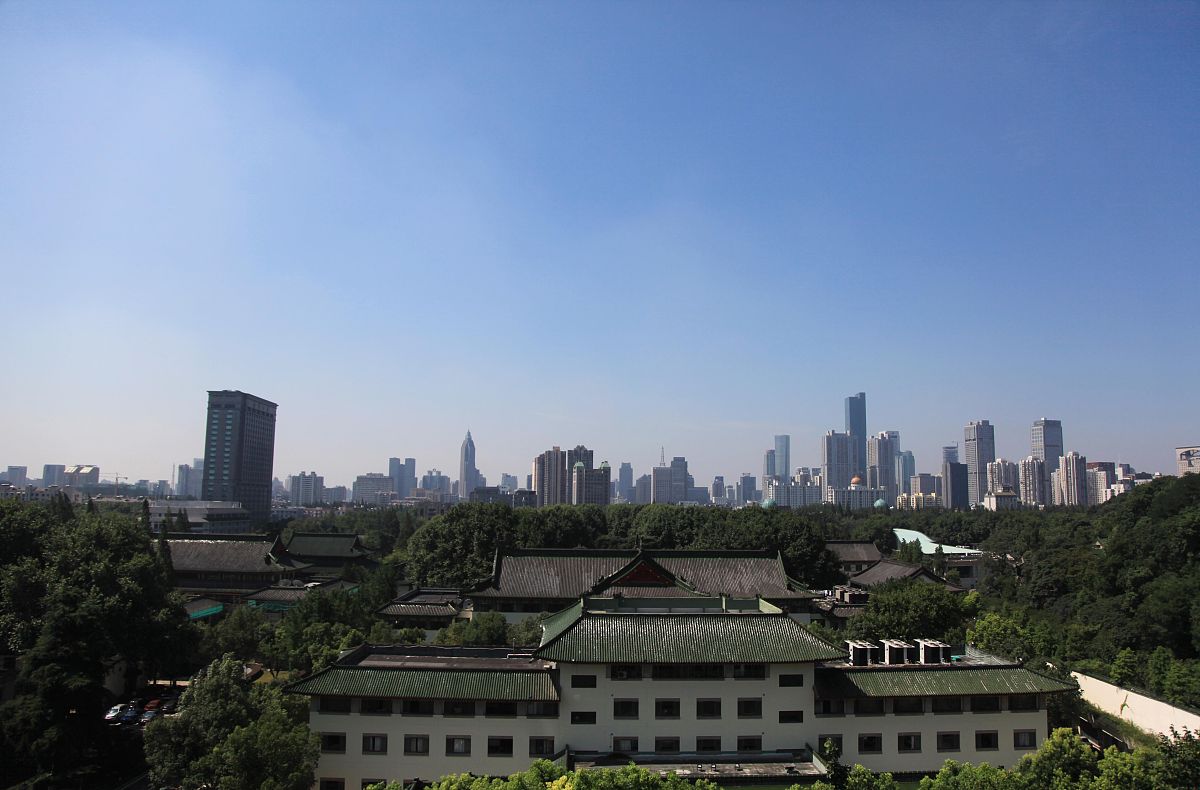 2015年7月29日,江苏省南京市,湛蓝天空下的南京城.