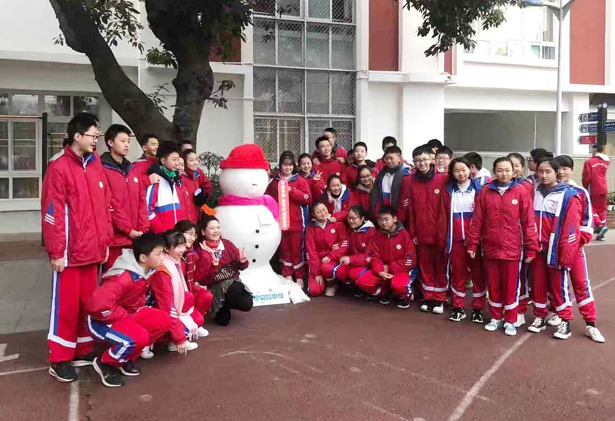 2020年1月6日,成都校园内布置了雪人.(如需下载使用,请务必署名 王红