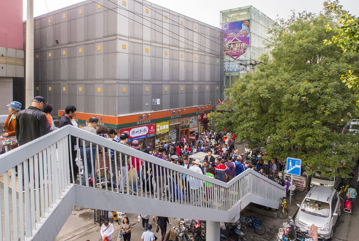 2018年9月28日,北京,开业20年后,官园批发市场今天午后开始撤市,市民