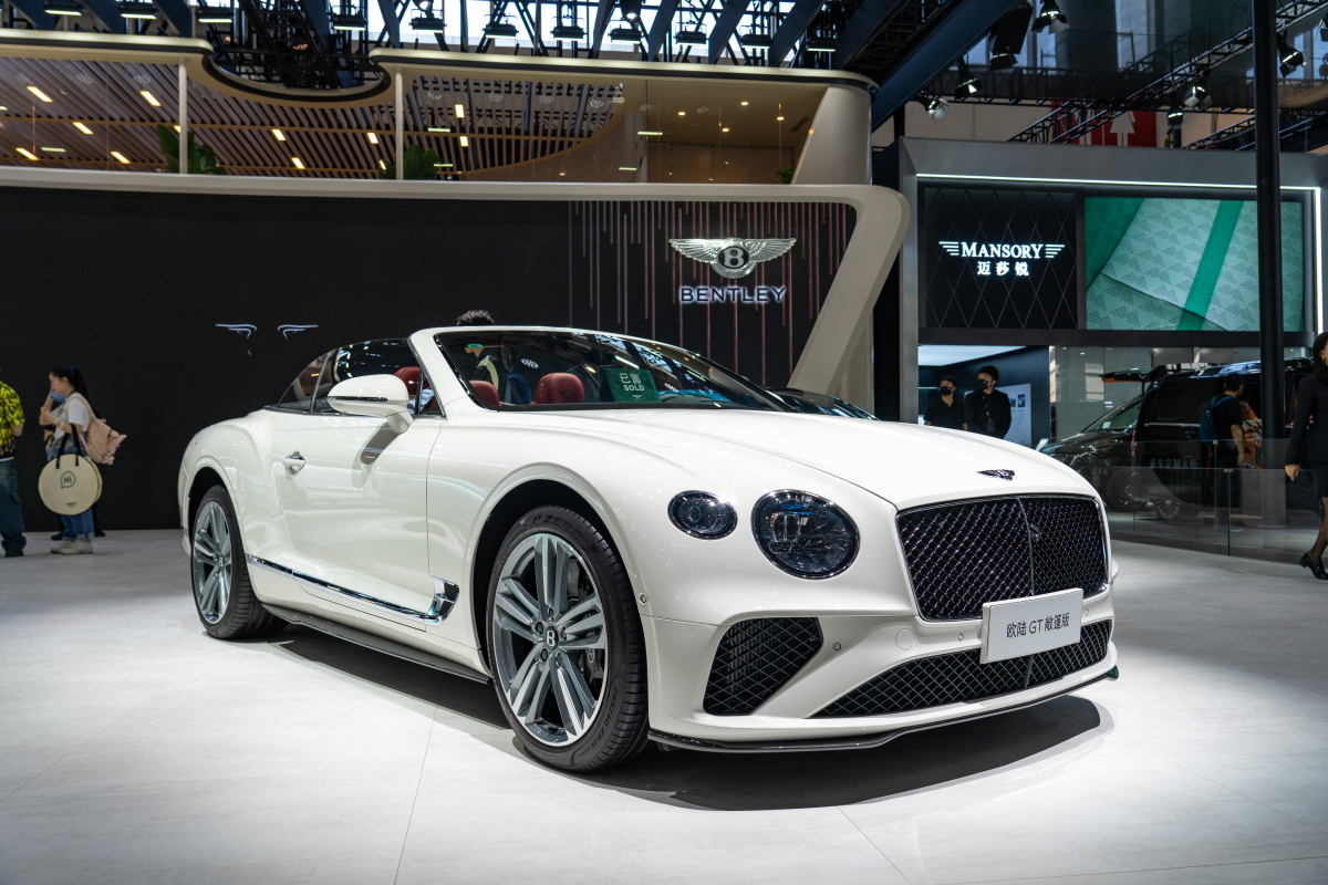 寺庙僧人开宾利:传统与现代的交融,还是信仰与物欲的冲突?