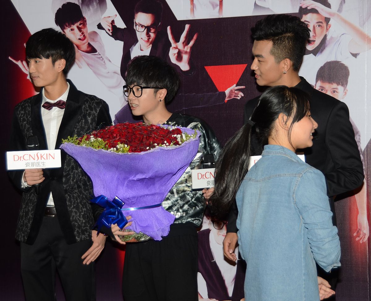 雷立刚婚礼歌手是谁回答加拓展