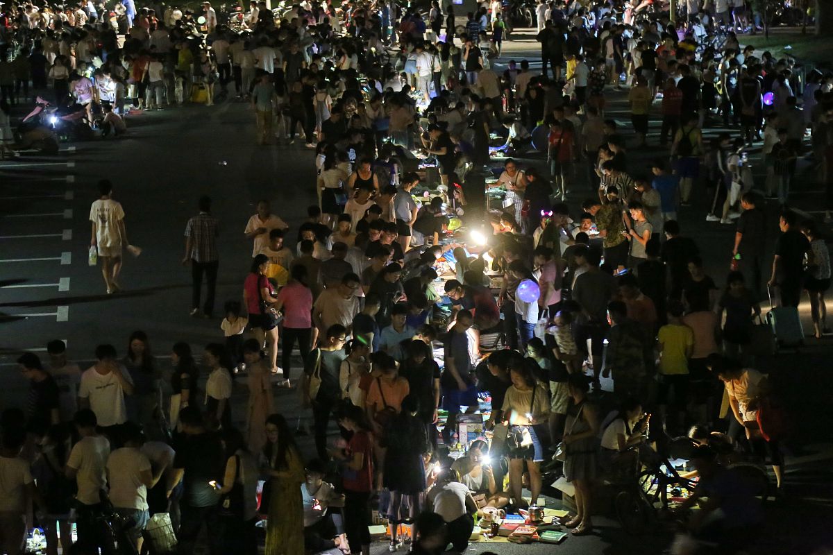 2018年6月27日,郑州大学校园内,大四毕业生在离校前办起了"跳蚤市场",
