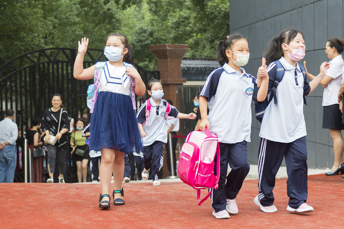 2020年9月1日,湖北宜昌秭归县实验小学学生返校,与老师亲切打招呼.