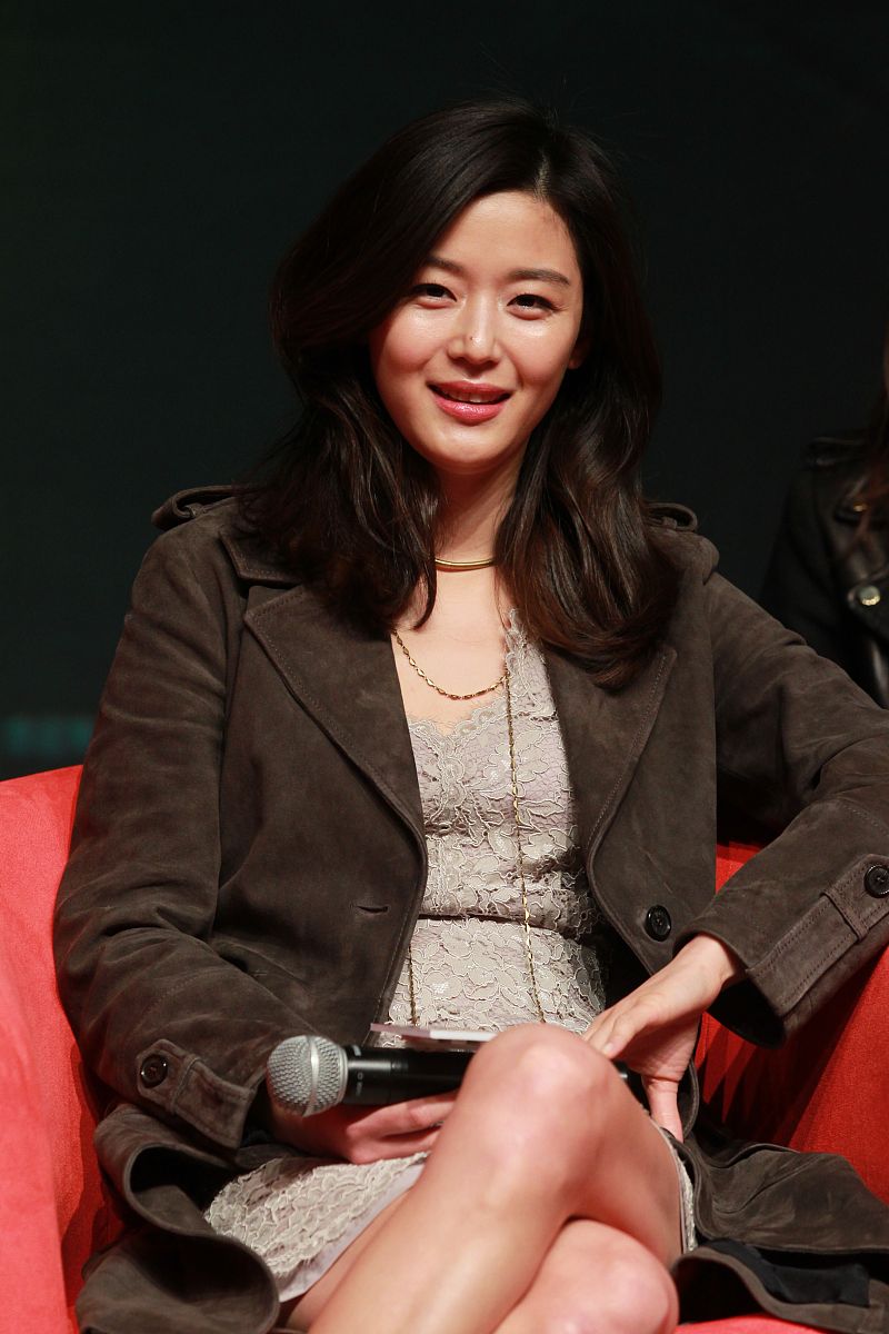 全智贤 - 韩国国民女神，演员模特，代表作品《我的野蛮女友》、《来自星星的你》