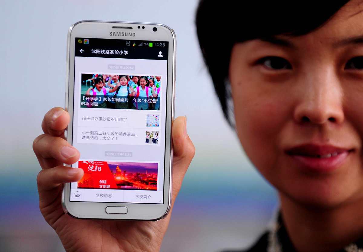 human 扩写合理使用微信充分给予家长表达空间; AI 合理使用微信指的是在使用微信时要尊重他人的隐私不发送不当信息不侵犯他人的权益同时也要遵守微信社区规则不发布违法信息。充分给予家长表达空间指的是在使用微信时要充分尊重家长的意见和想法让家长有足够的机会表达自己的想法和意见同时也要注意沟通方式和态度让双方都能够理解和尊重对方。;human 改写合理使用微信充分给予家长表达的空间。在使用微信开展