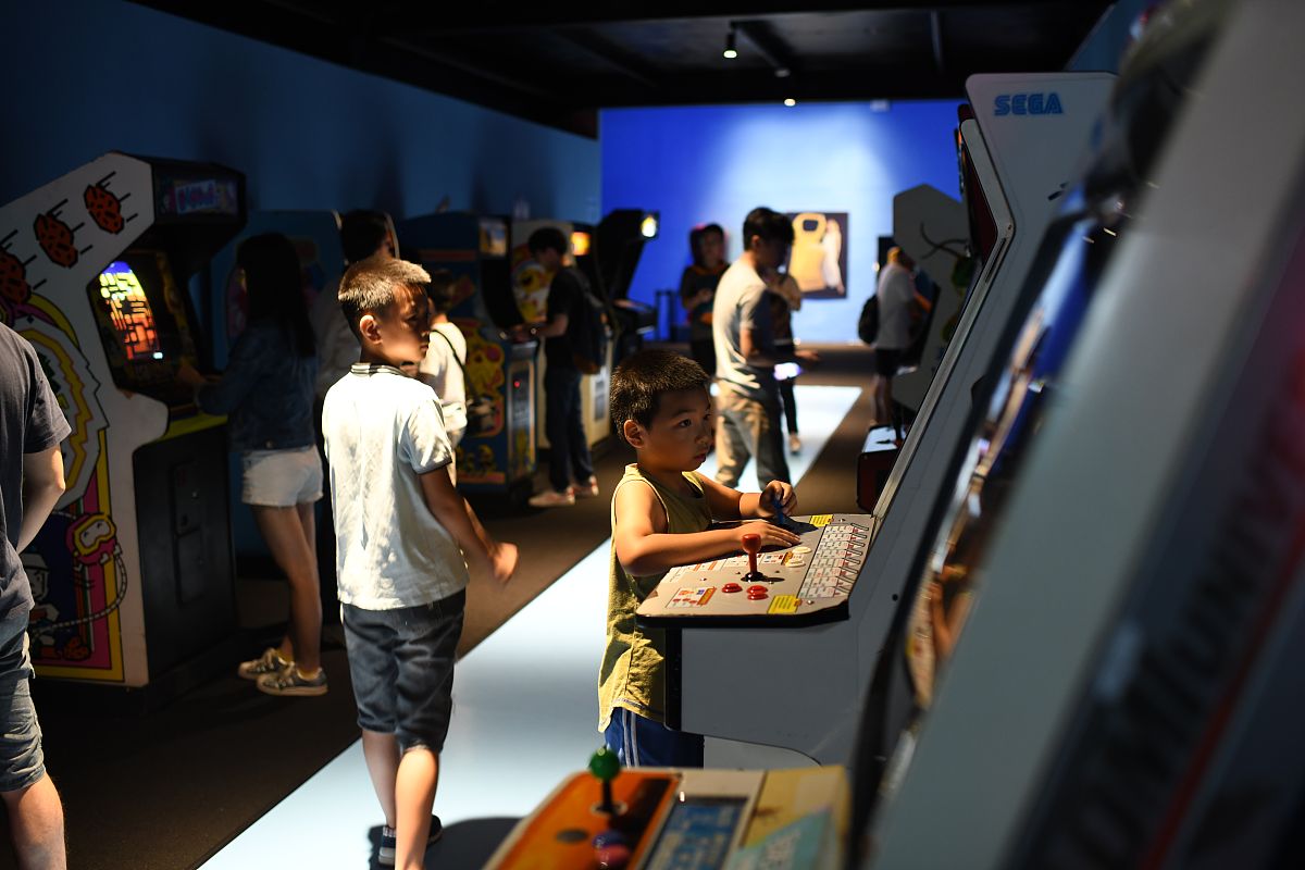 以下文章指的是哪一款电子游戏：或曰戏者是也。［名］？慎事之。其境升可以阅吾思。无难以吾戏之物也。吾乐其戏之佳功之不舍。其屏文而阅吾思是其所以臆万物于戏之梦也。文以为介其妙灵也。不若实之惧人也。昔戏者寡读声素得以闻之。其未戏者谓之巫而戏者梦乘魔驱之杖翔于天。戏者何梦？日也木也火也水也。创而破猎而为获屋而庇。其介之原也或历春秋百万而效如故然戏者有何创于实？其作也共百万人契世于■■■■之文夹而创■■■于