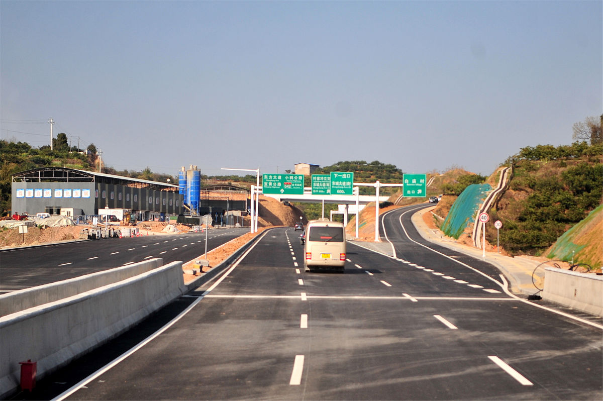 帮我改写这段话使得重复率更低：高速公路和一级公路是收费公路的主要组成部分其中高速公路占据主导地位为运输提供了高效快捷的服务。经过多年的发展收费公路已经建成了基本的骨架体系为我国的社会经济合理布局提供了有力的支撑。然而收费公路仍然面临着一些挑战如部分地区的路网覆盖不完善部分通道的通行能力不足等。为了实现《交通强国建设纲要》提出的建设世界前列、保障有力、人民满意的交通强国的目标各省市相应调整了交通规划