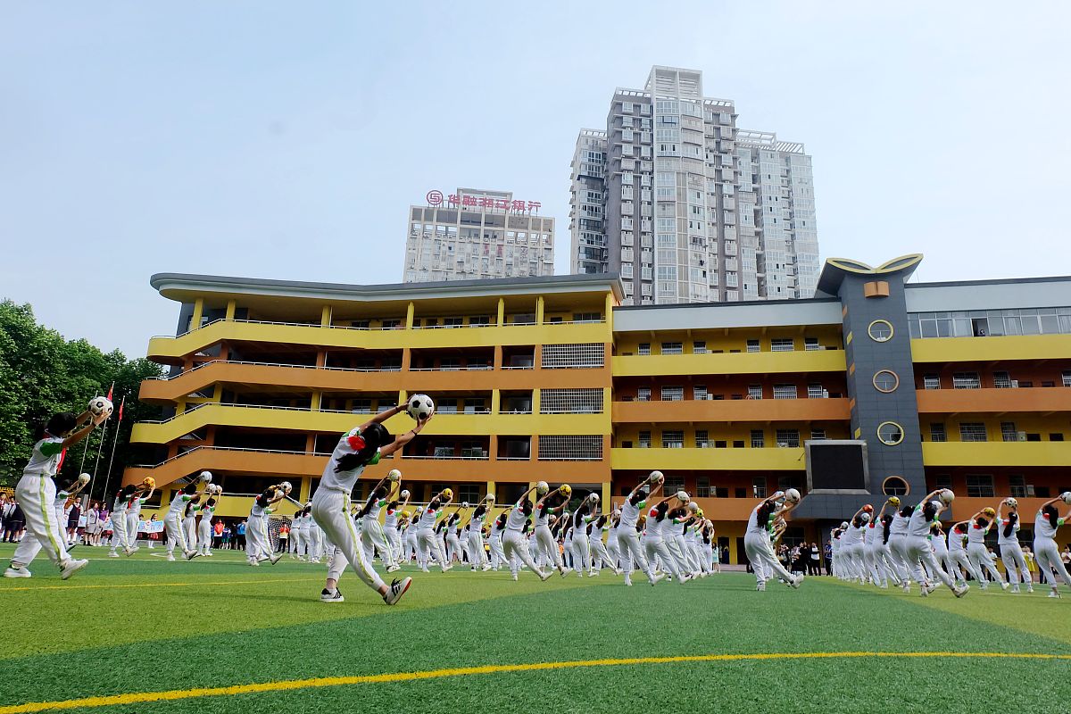 2016年05月10日,湖南省常德市,在武陵区北正街小学,学生表演"足球操".