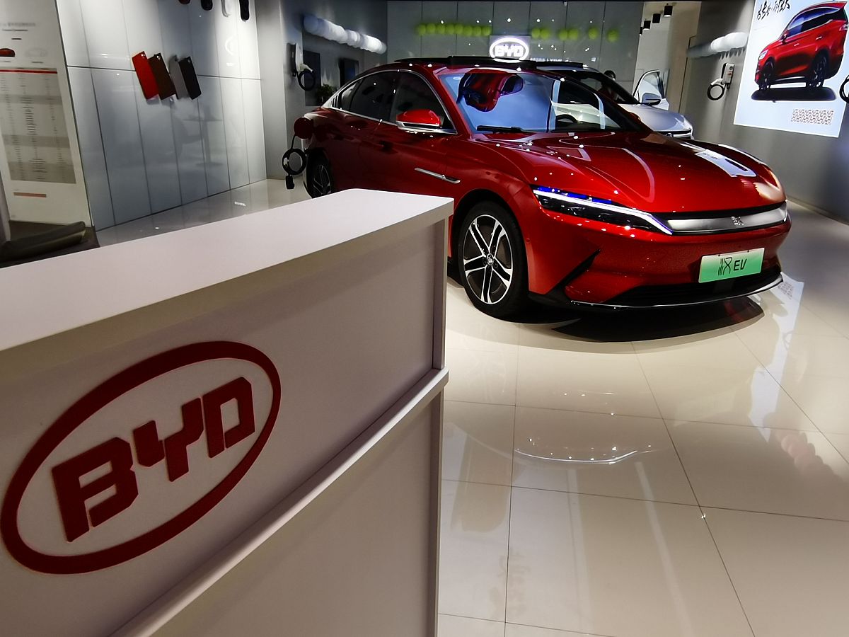 比亚迪新能源轿车SWOT分析：优势、劣势、机会和威胁