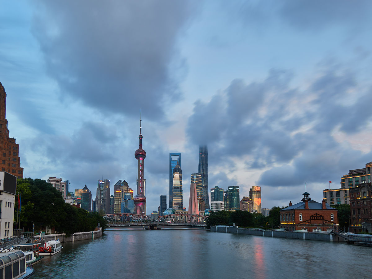 2019年7月18日拍摄于上海,外白渡桥的傍晚和陆家嘴交辉相应,绚丽多姿.