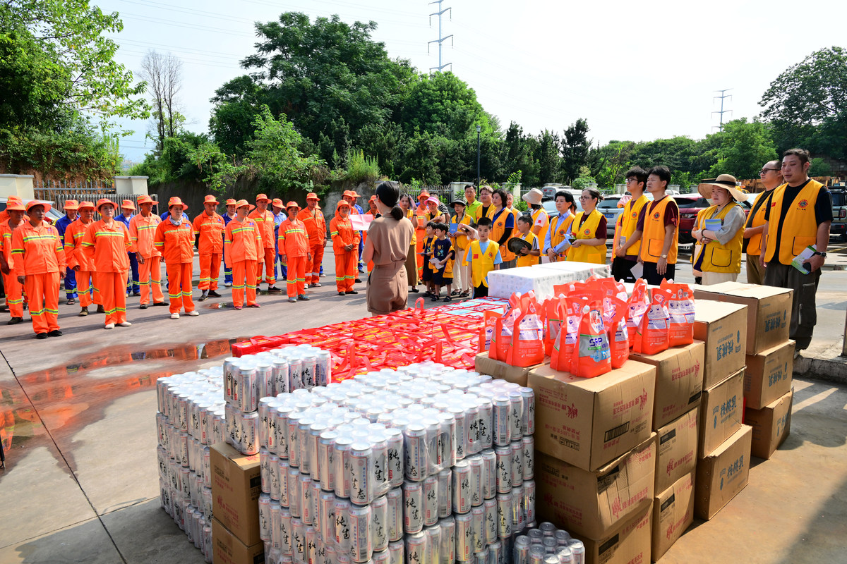 参考如下内容想几个用于媒体的标题万州社工：链接爱心资源 保障物资战灾情。