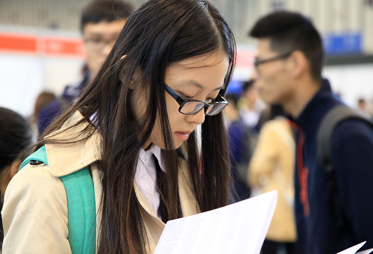 导师让我和学妹周末去实验室做实验可我想和同学出去玩。把工作都丢给学妹是不是不太好？