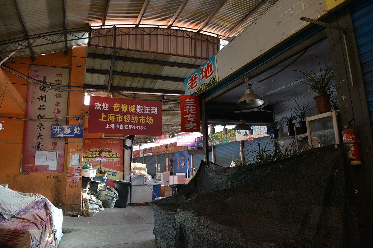 唐鹏在金堂县福兴镇开个超市店铺在进入小镇的路口上的第一家的位置旁边有个大饭店。帮我起50个和地理位置相关性高的但很小众的超市名字帮我头脑风暴一下