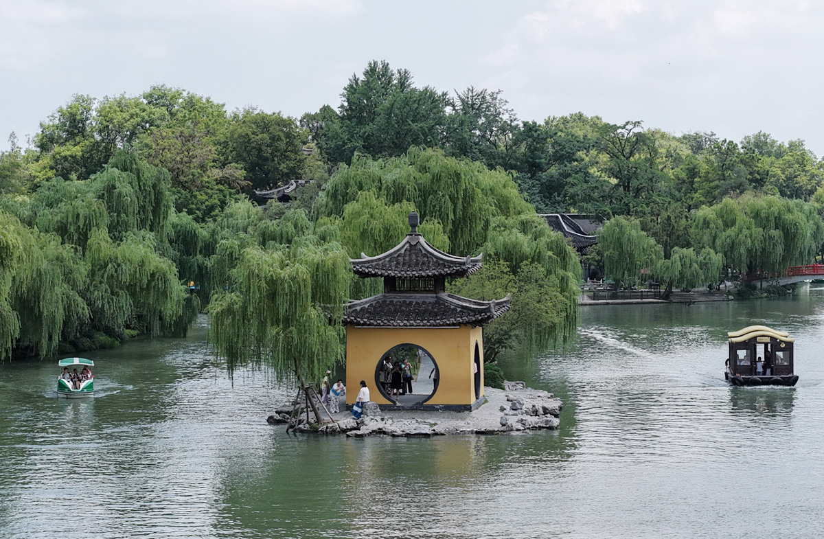 吴中佳气蔼苍旻：一首描写秋景的诗句